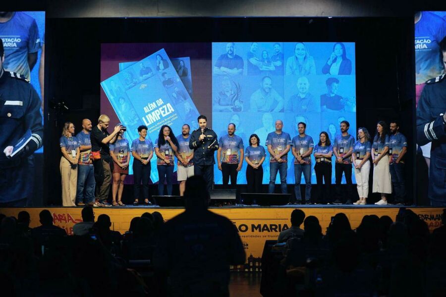 Coautores recebem a primeira cópia do livro “Além da limpeza: como a Maria Brasileira transforma lares, vidas e realidades”, durante a 10ª Convenção Nacional de Franqueados da Maria Brasileira.